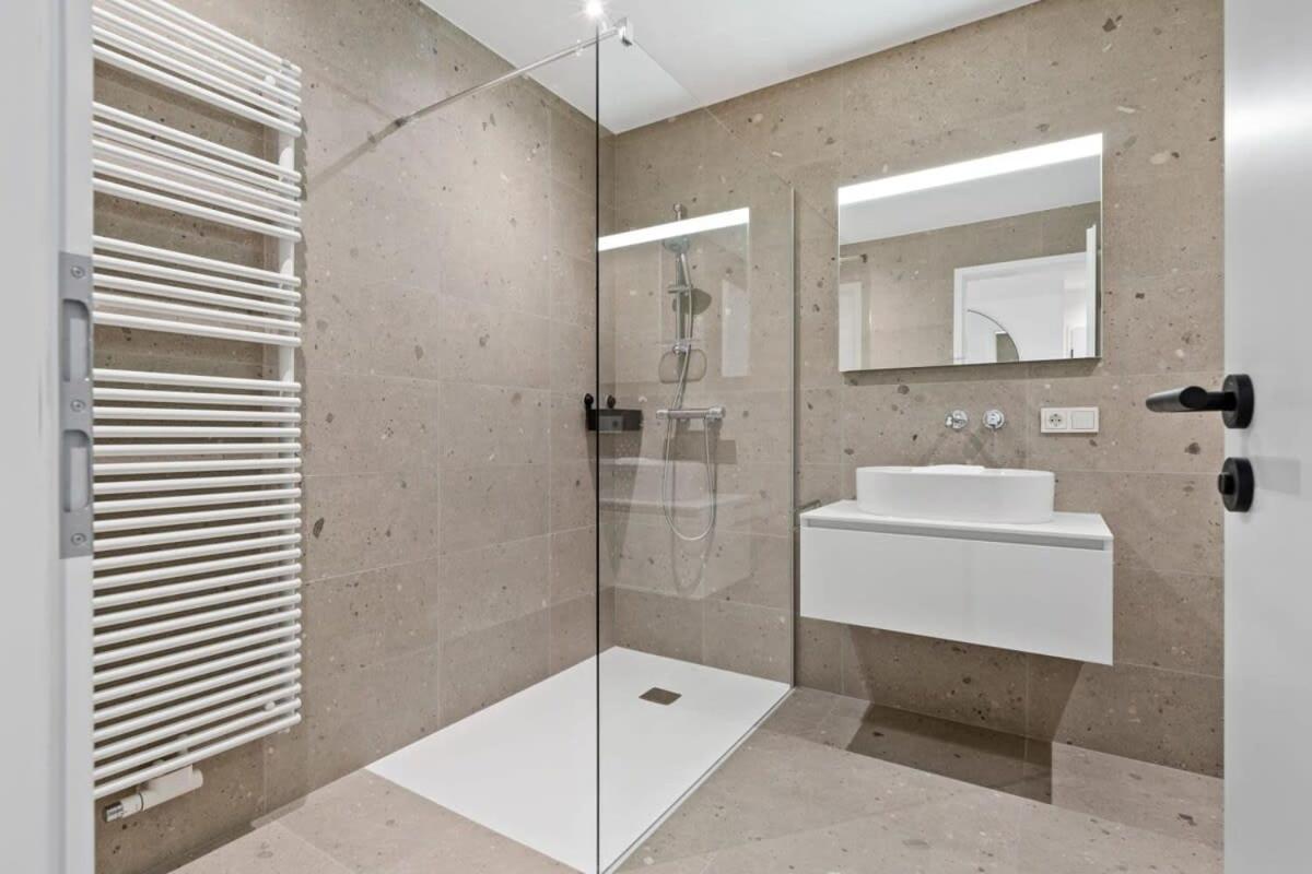Luxurious 2Br Apt With Balcony In Luxembourg Apartamento Exterior foto