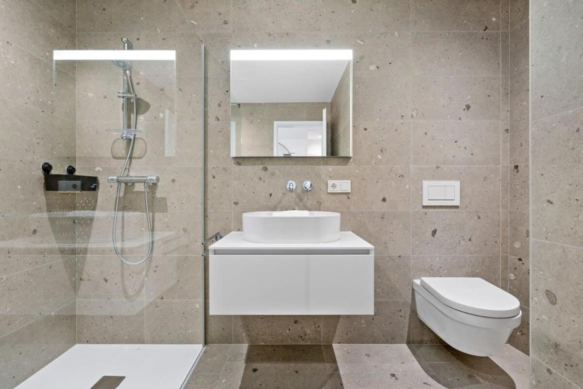 Luxurious 2Br Apt With Balcony In Luxembourg Apartamento Exterior foto